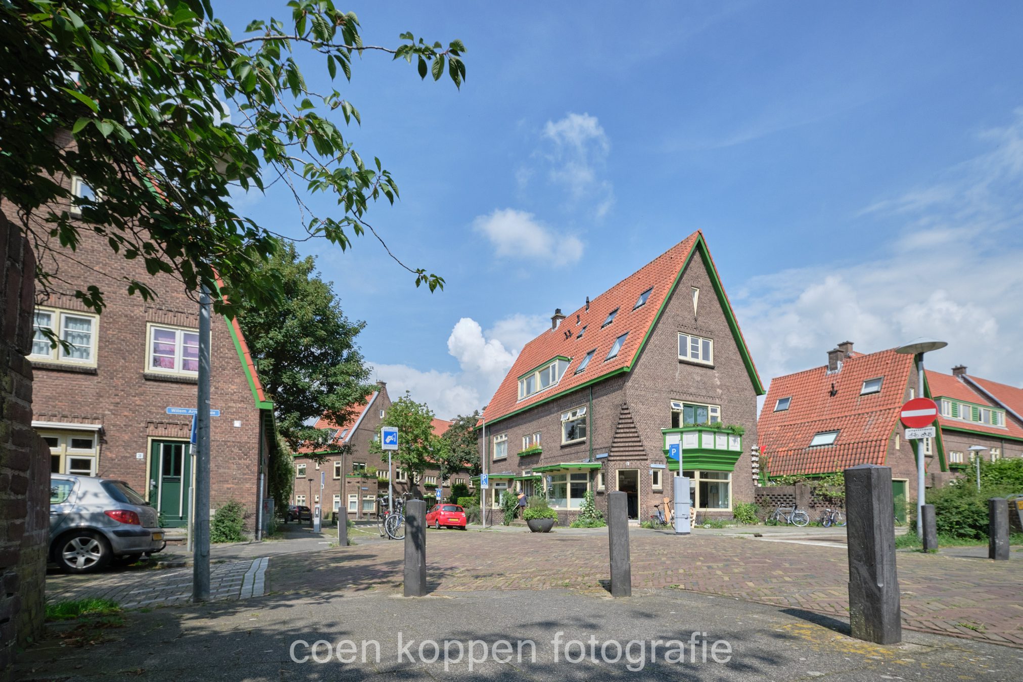 Zicht op hoek Melis Stokesstraat in Tuinwijk Utrecht - Coen Koppen Fotografie