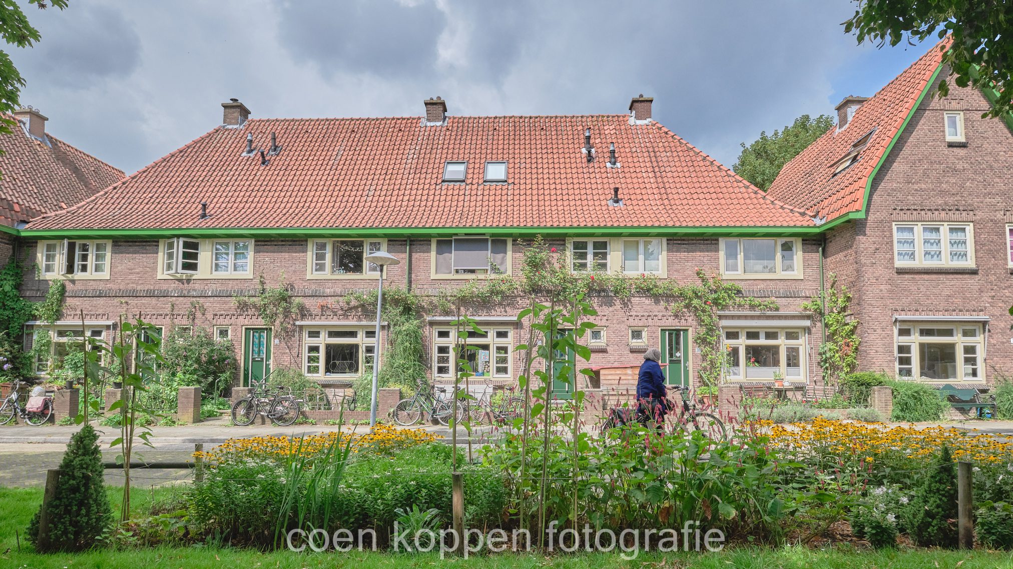 Willem Arntszkade huizen met voorbijlopende fietser voor gedenkboek Tuinwijk 100 - COEN KOPPEN FOTOGRAFIE