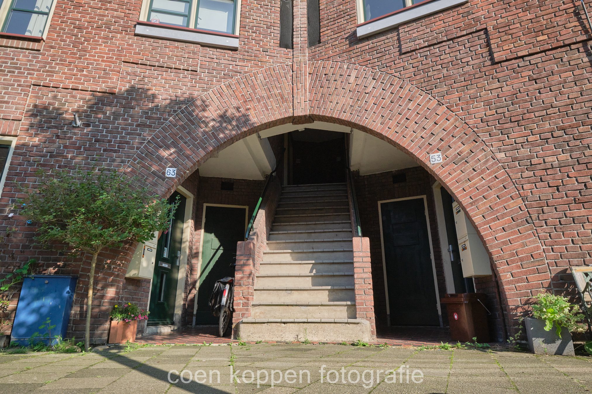 Amsterdamse school entreeboog van portiek in de Jan van der Doemstraat in Tuinwijk Utrecht - Coen Koppen Fotografie