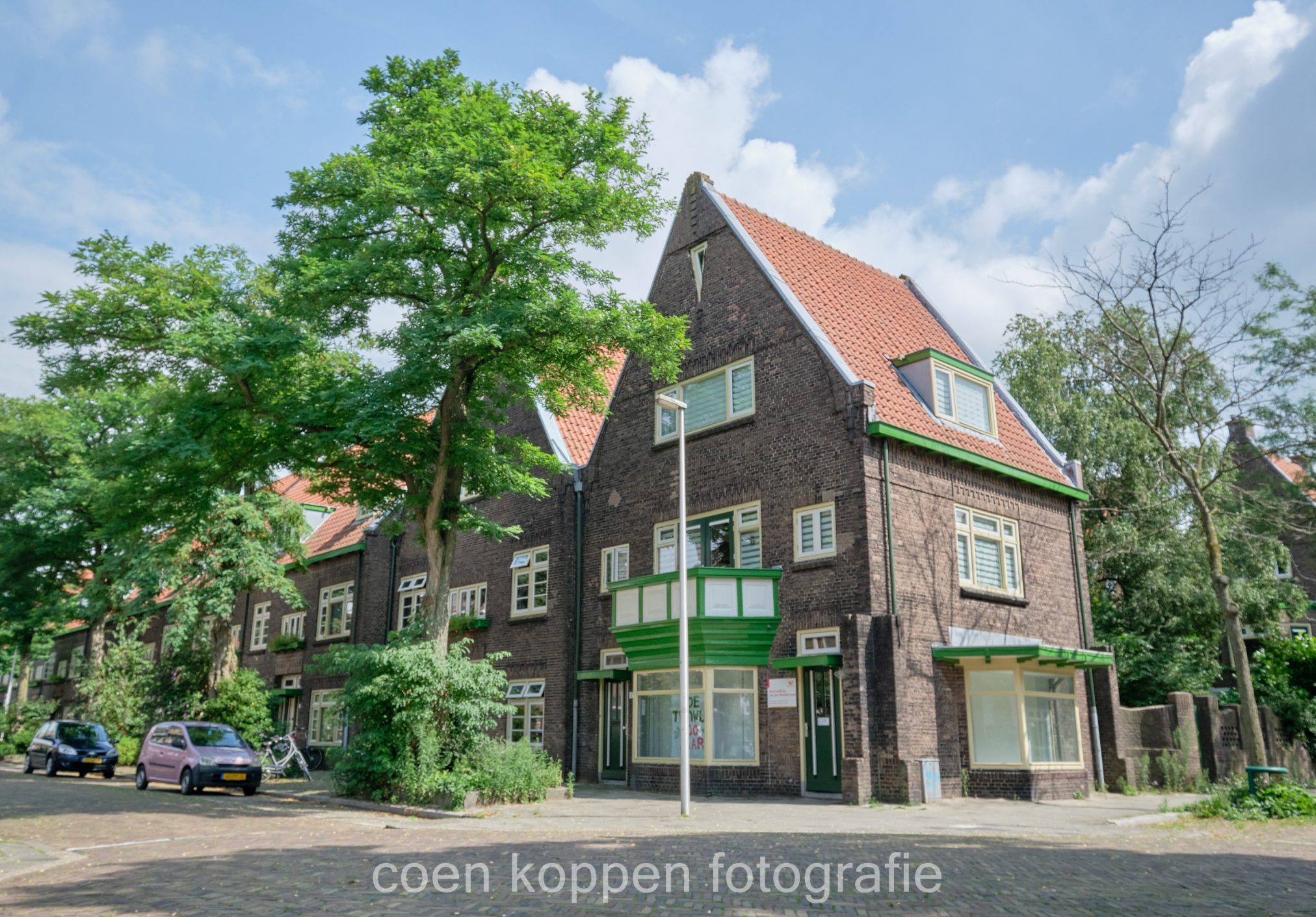 De hoek van de Melis Stokesstraat en de van der Mondestraat. De kenmerkende architectuur van de wijk Tuinwijk voor het gedenkboek Tuinwijk 100 - Coen Koppen Fotografie