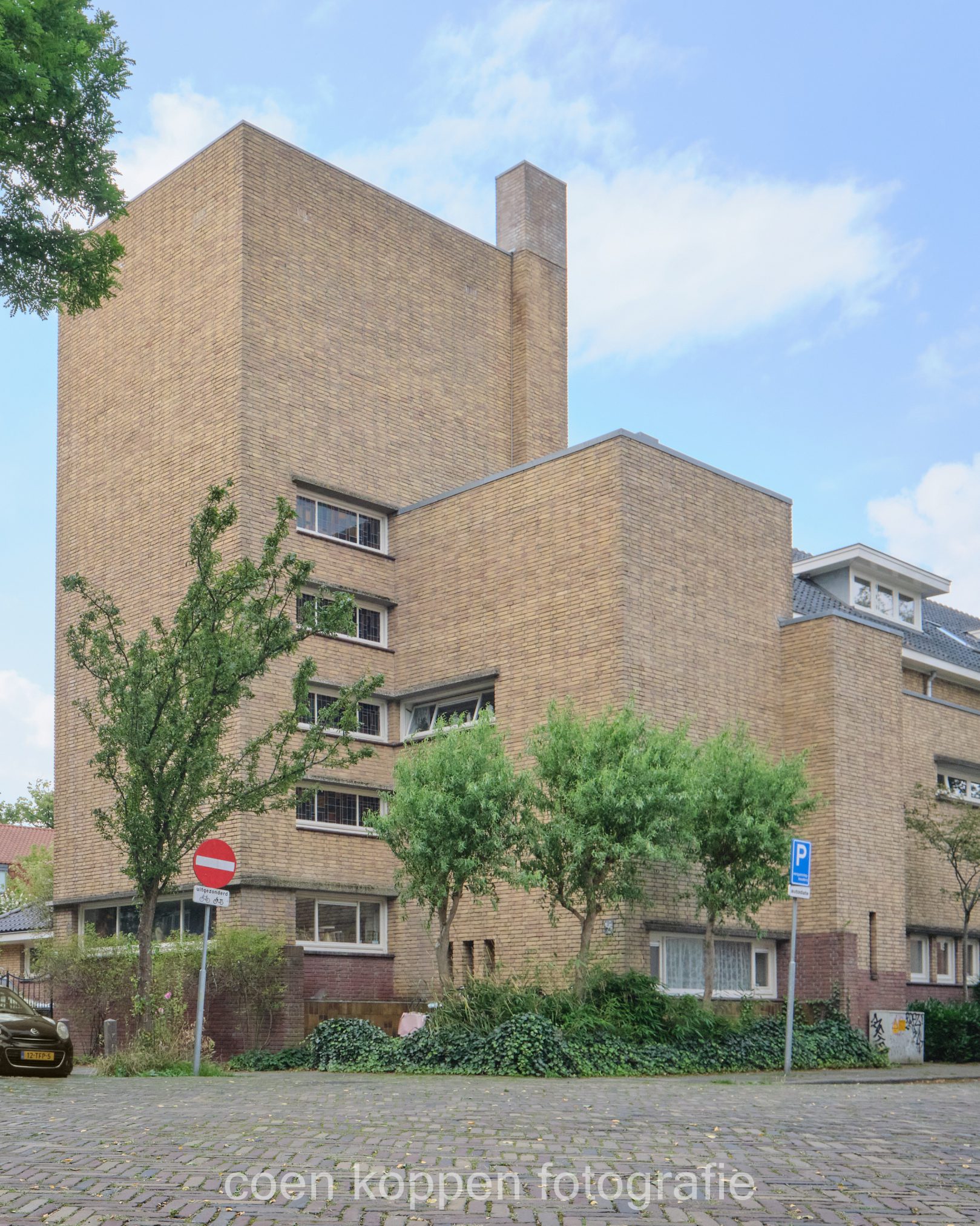 Melis Stokesstraat zicht op voormalige Gerardus Majellaschool - Coen Koppen Fotografie