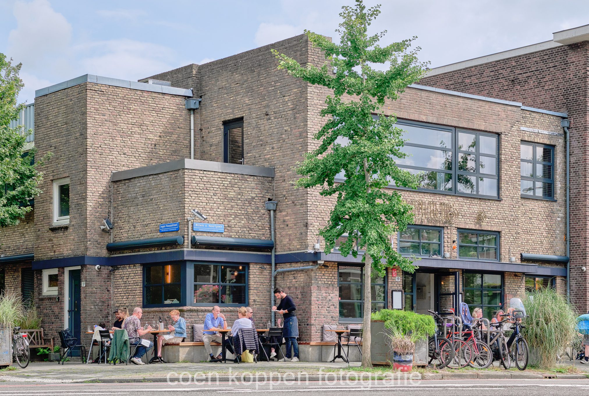 Restaurant Badhuis gezellig etende gasten op terras in de middag