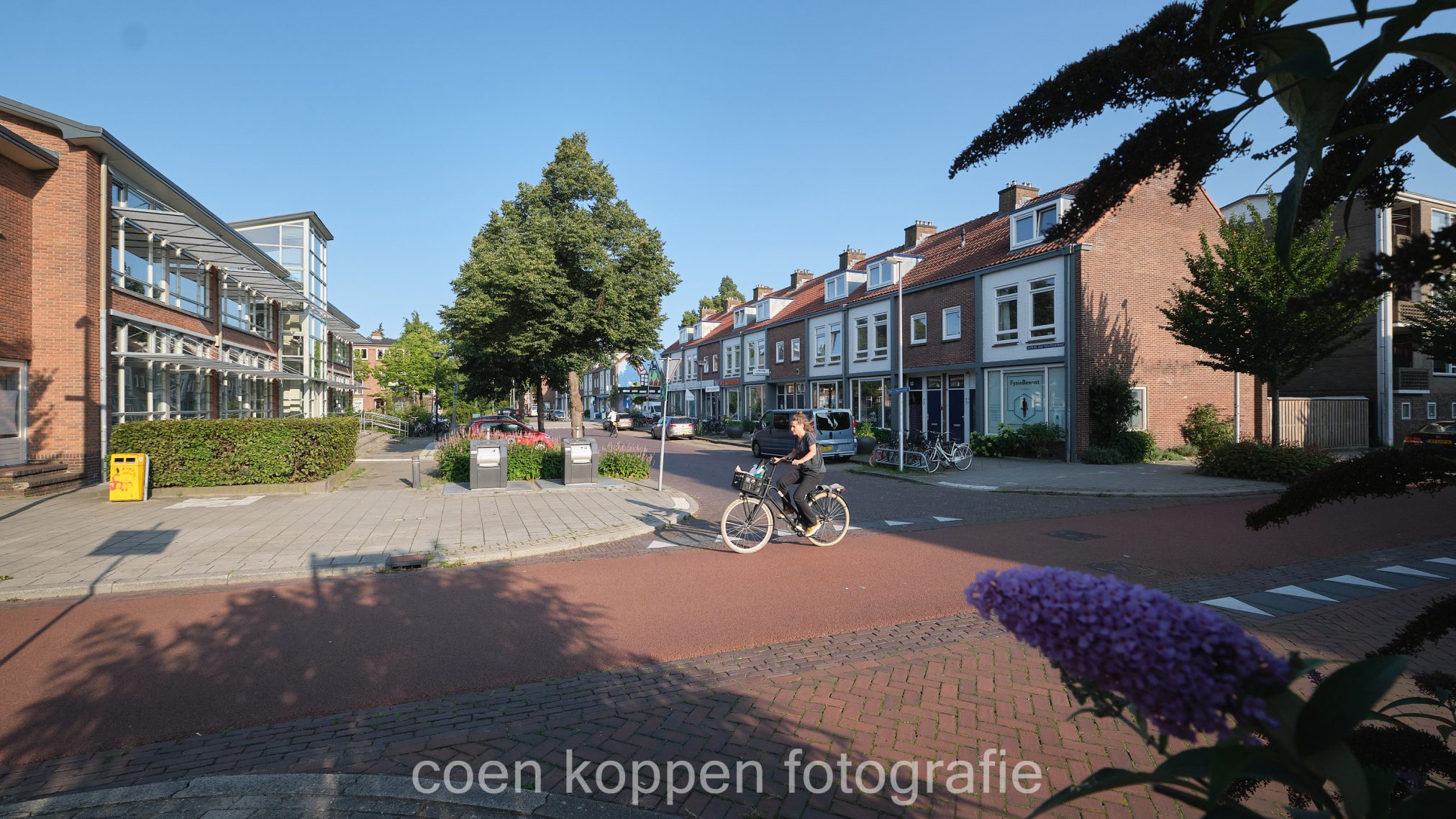 Voorbijgaande fietser in overzichtsfoto van winkels Samuel van Houtenstraat in Utrecht - Coen Koppen Fotografie