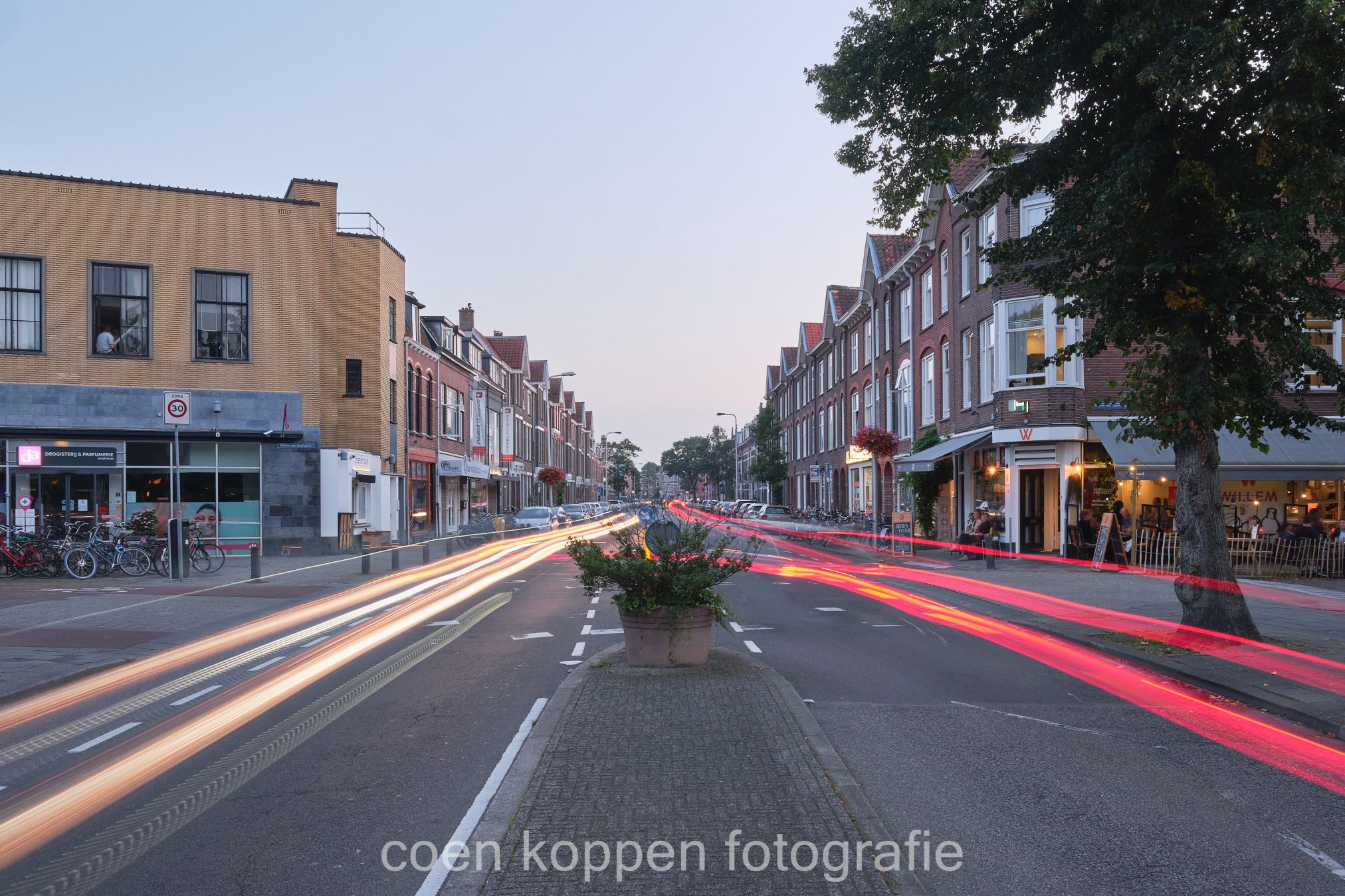 Lichtstrepen van auto's op de Willem van Noortstraat in Utrecht. Zicht op restaurant Willem en Friet en Visje